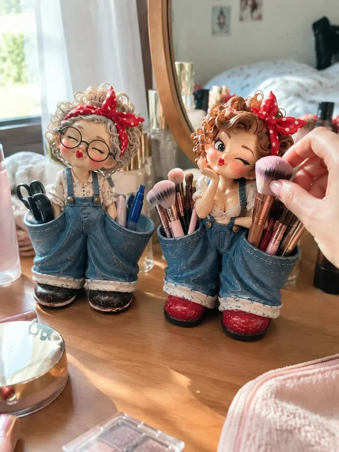 🌟Retro Girl Makeup Brush Holder – Cute Vintage Vanity Organizer