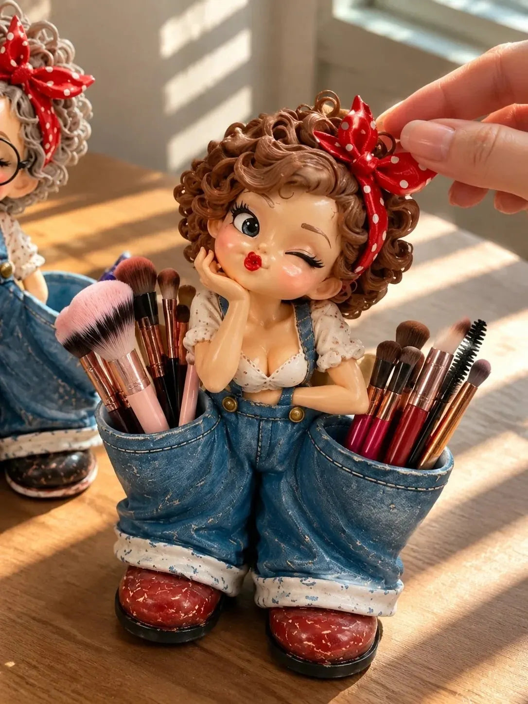 🌟Retro Girl Makeup Brush Holder – Cute Vintage Vanity Organizer