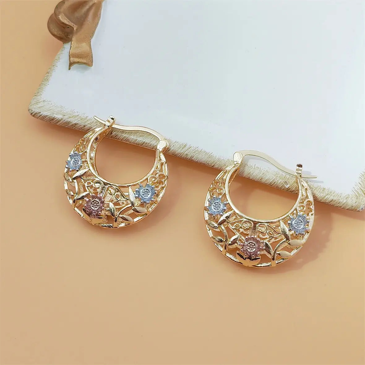 🌸 Vintage Filigree Floral Hoop Earrings