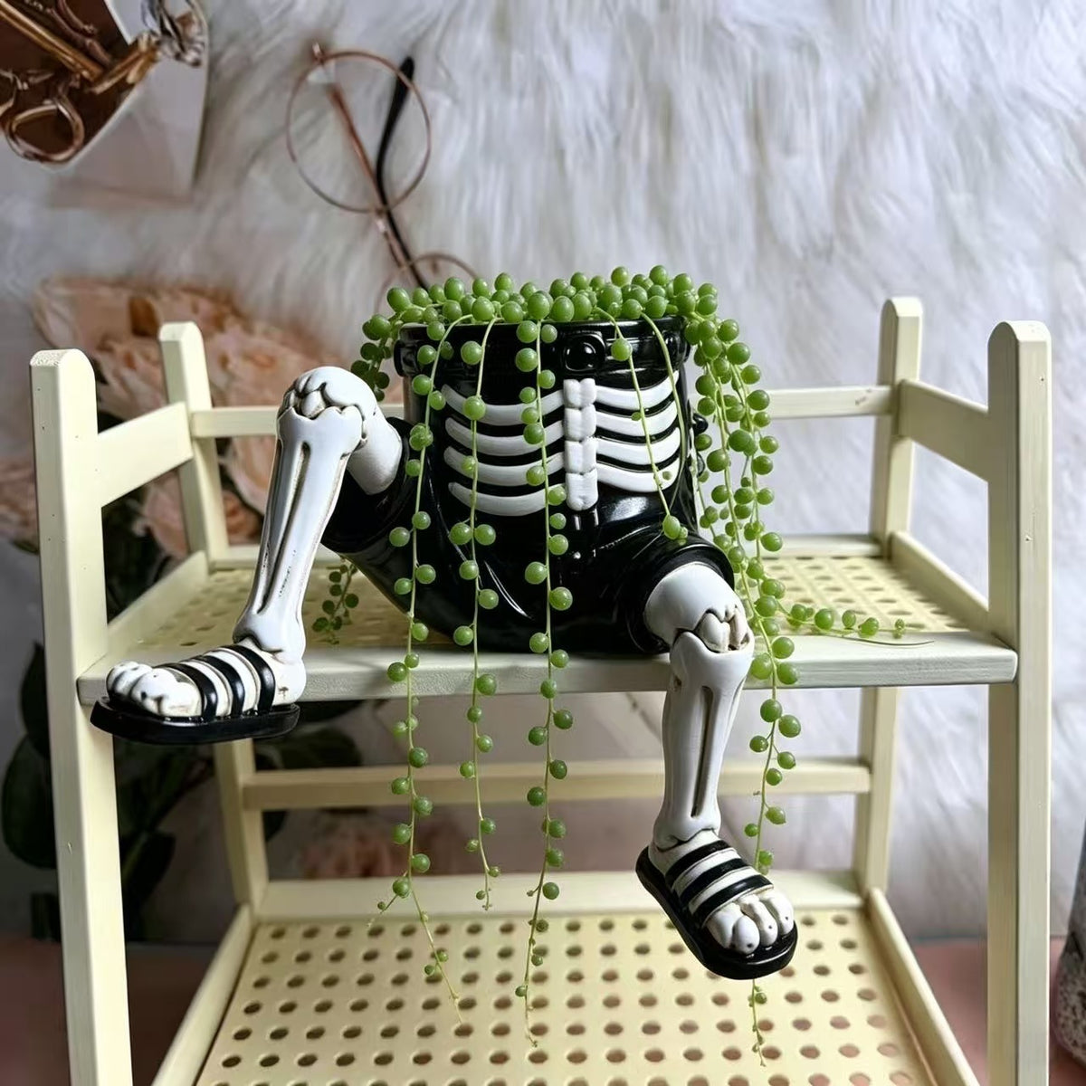 🎃💀Halloween Dangling Leg Resin Planter | Spooky Cute Shelf Sitter Plant Pot for Indoor & Outdoor Halloween Decor